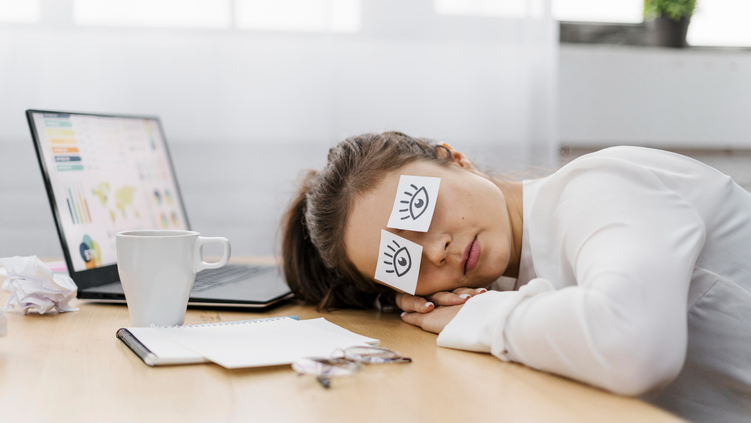 Mittagsschlaf gesund: Vorteile und Tipps für die Pause | LIF24.de